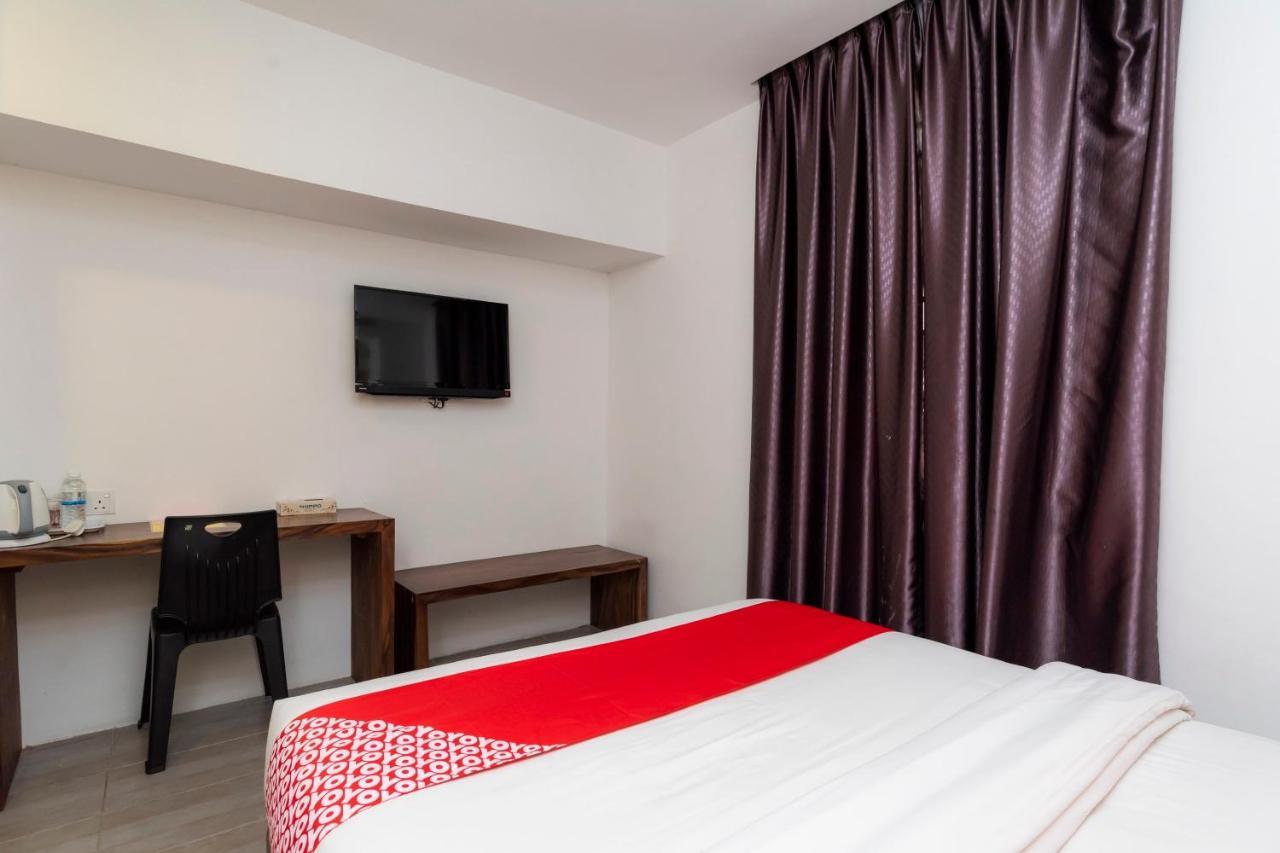 Oyo 89355 Big Big Hotel Johor Bahru Exterior photo