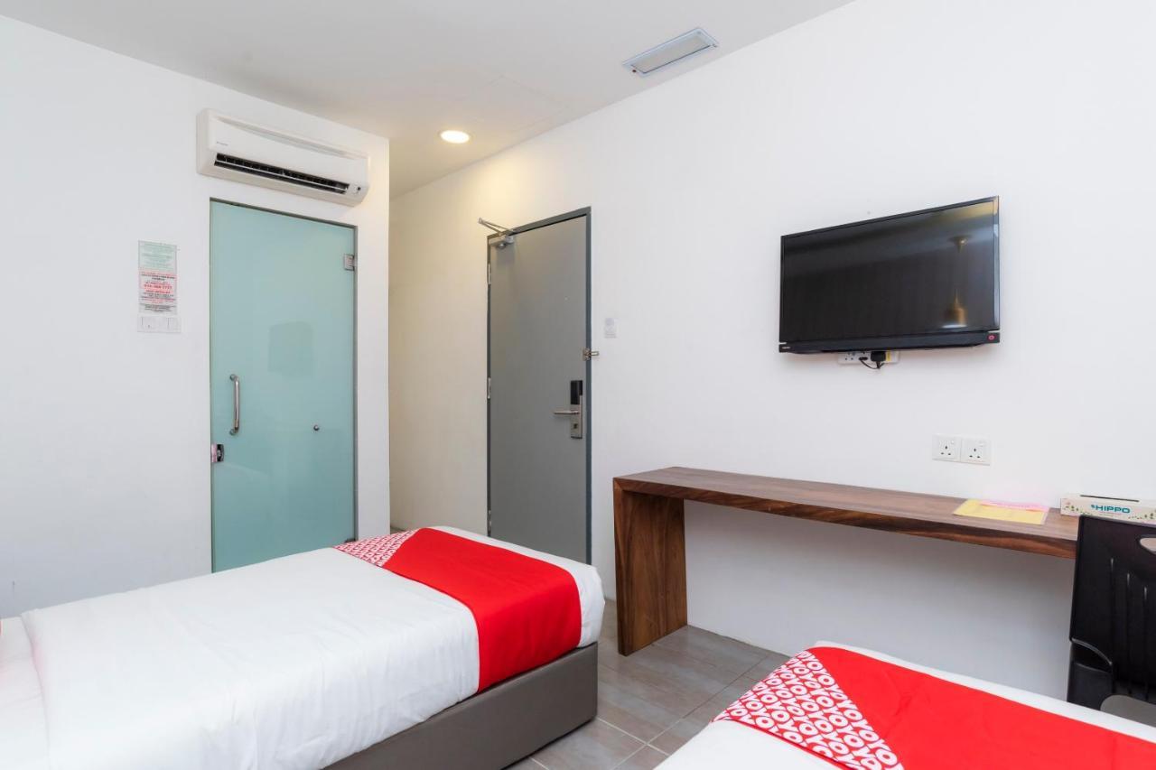 Oyo 89355 Big Big Hotel Johor Bahru Exterior photo