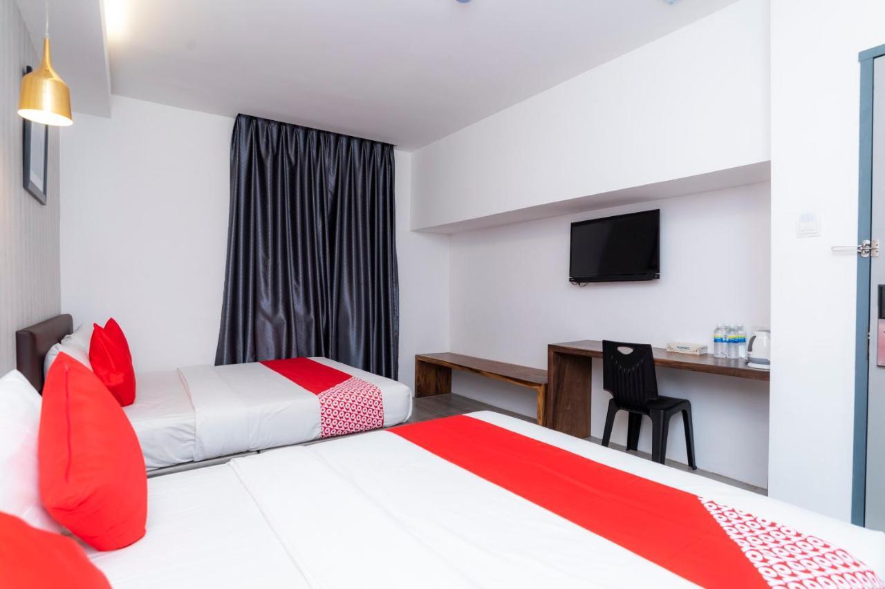 Oyo 89355 Big Big Hotel Johor Bahru Exterior photo