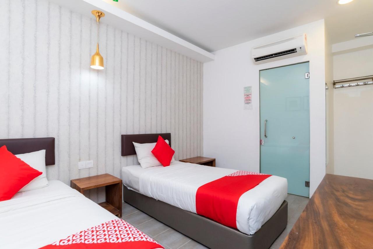 Oyo 89355 Big Big Hotel Johor Bahru Exterior photo