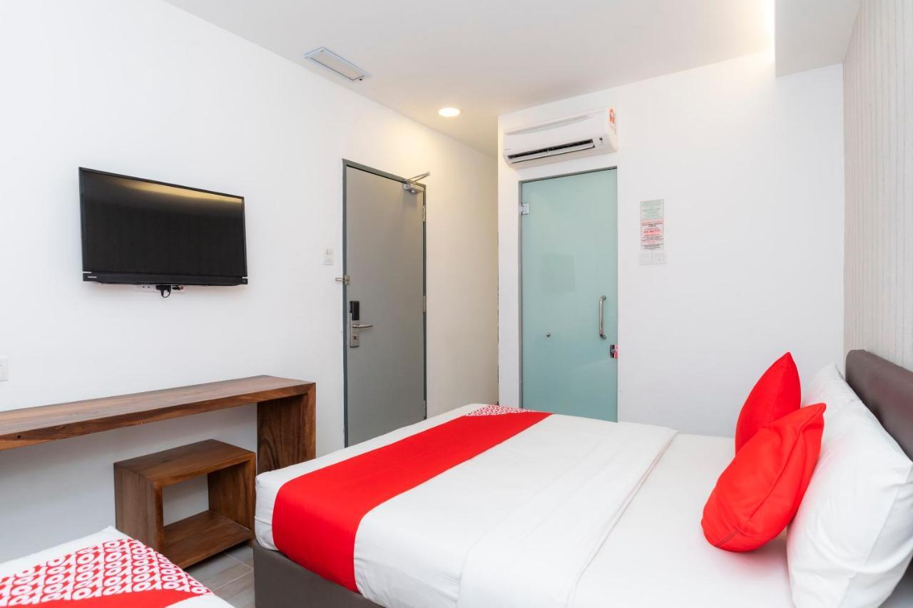 Oyo 89355 Big Big Hotel Johor Bahru Exterior photo