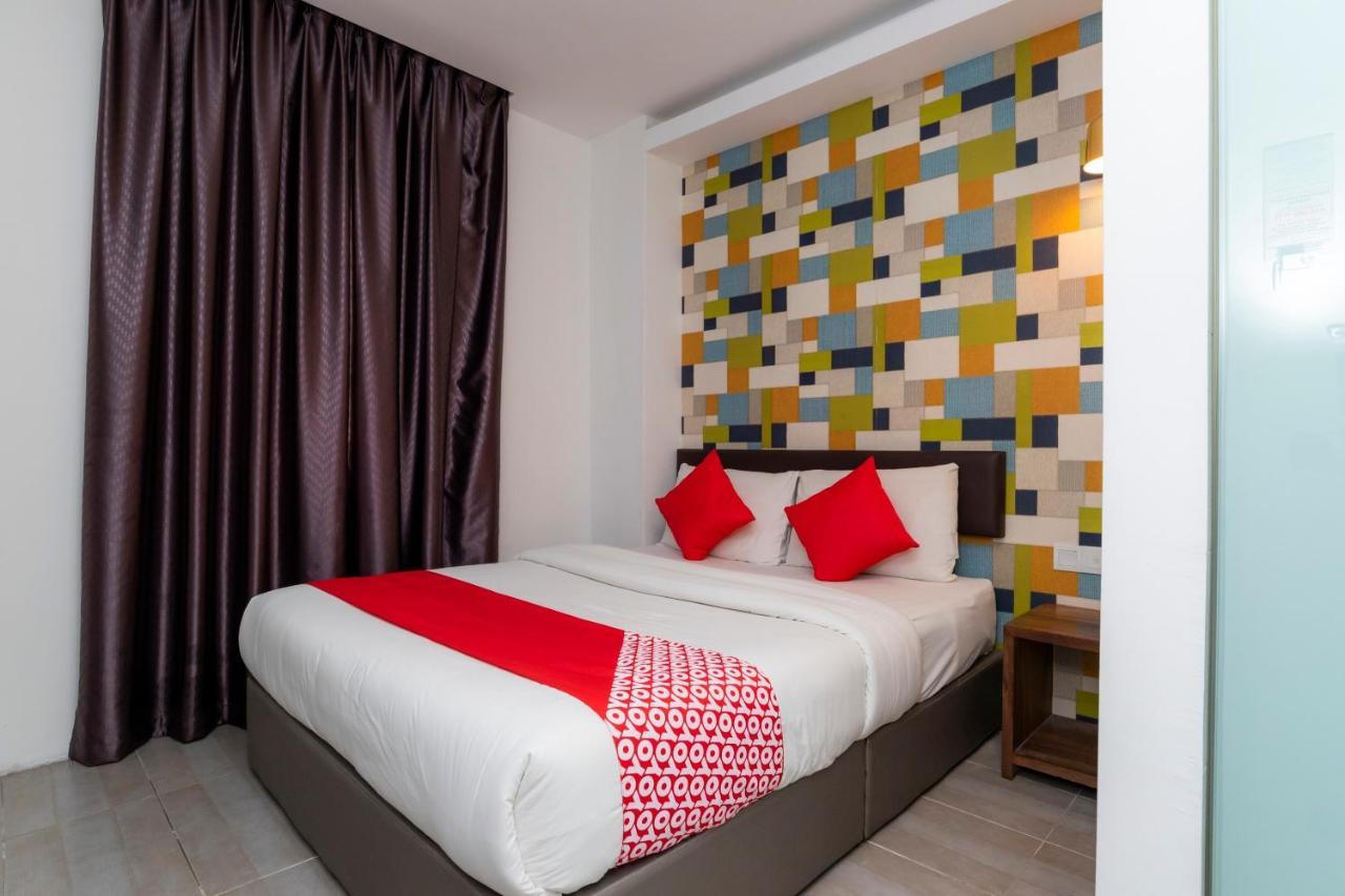Oyo 89355 Big Big Hotel Johor Bahru Exterior photo