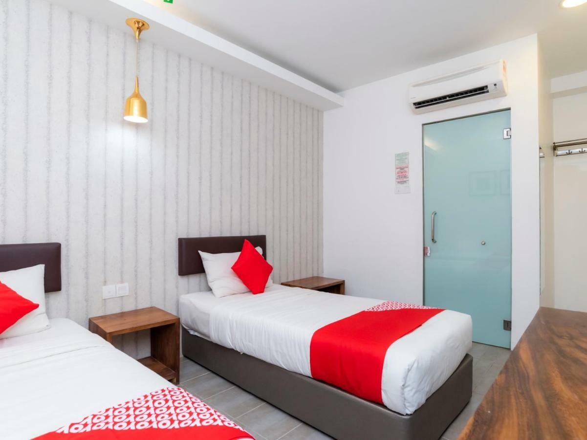 Oyo 89355 Big Big Hotel Johor Bahru Exterior photo